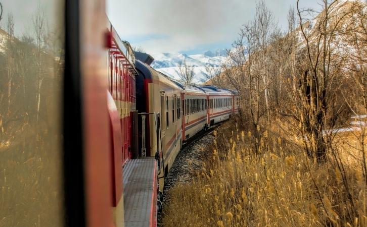 Essay on Train Journey in Hindi