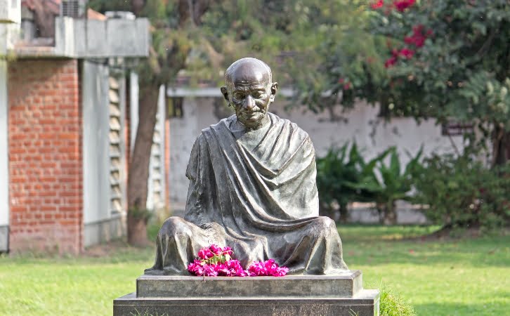 Lines on Mahatma Gandhi in Hindi