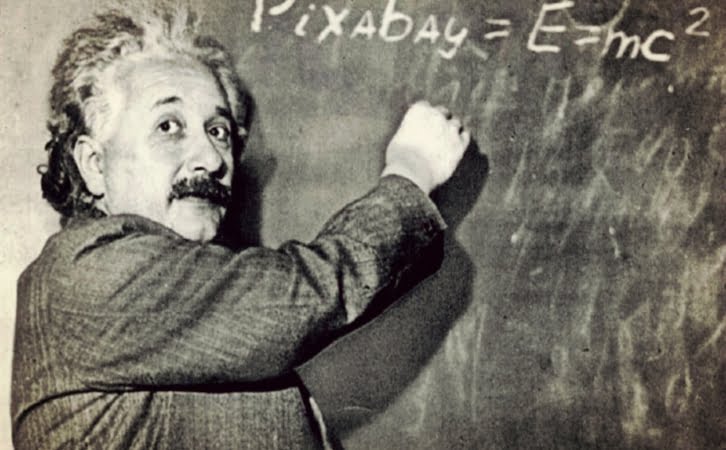 Albert Einstein Essay in Hindi