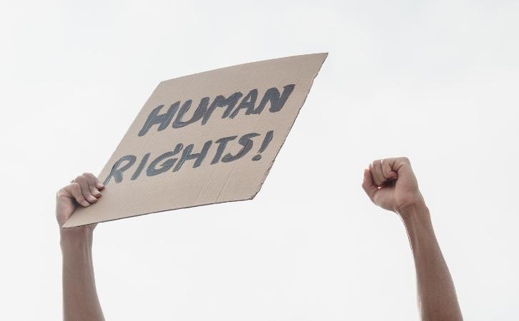 Human Rights Essay in Hindi